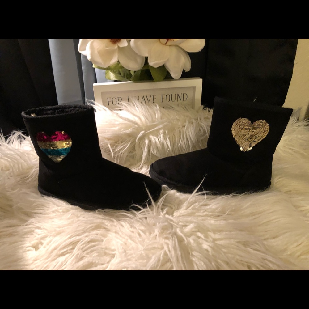 SOLD‼️ Black heart flip sequin boots!